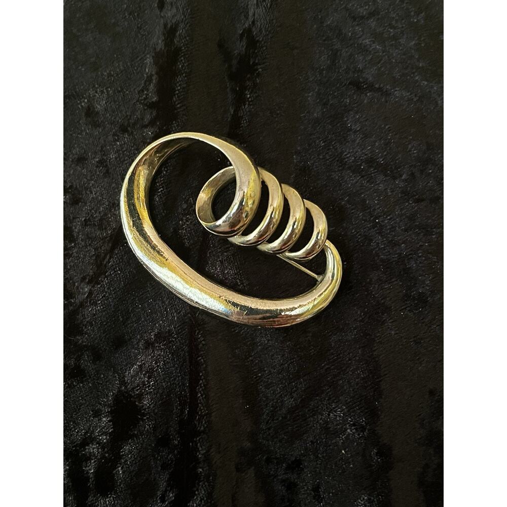 Vintage Krementz Contemporary modernist large gold tone C swirl men's brooch pin